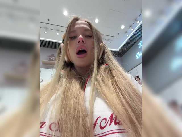 blondinochkaa live cam on BongaCams