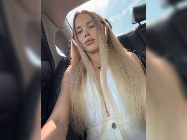 blondinochkaa live cam on BongaCams