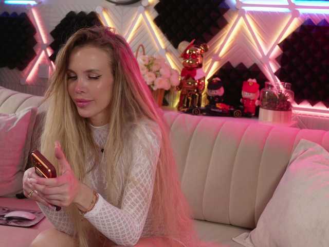 blondinochkaa live cam on BongaCams