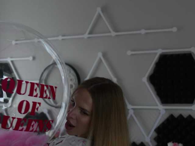 le modèle ALVUWKA est en webcam porno dans un show sur le site bongacams, il possède les tags suivants: White/Caucasian,Blonde,Shaved
