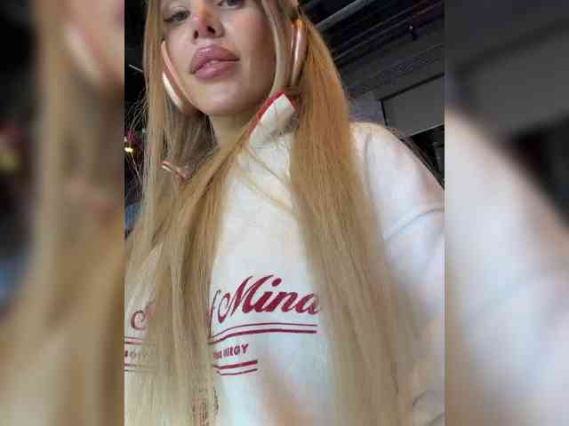 blondinochkaa's webcam live show