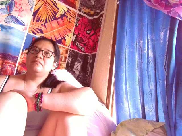 lucyLUxxx live cam on BongaCams