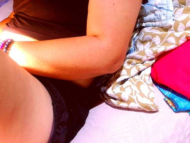 lucyLUxxx's BongaCams show and profile