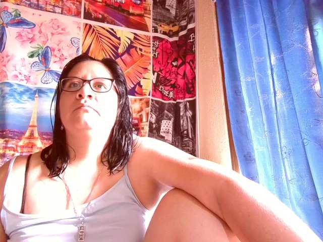 lucyLUxxx live cam on BongaCams