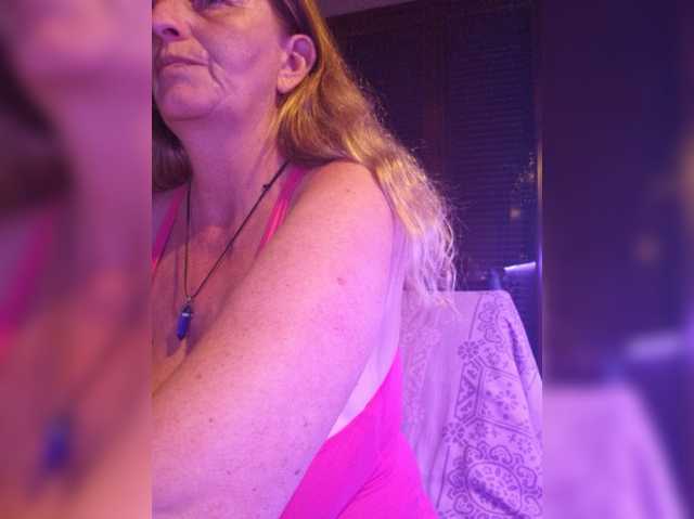JennaDeluxe live cam on BongaCams