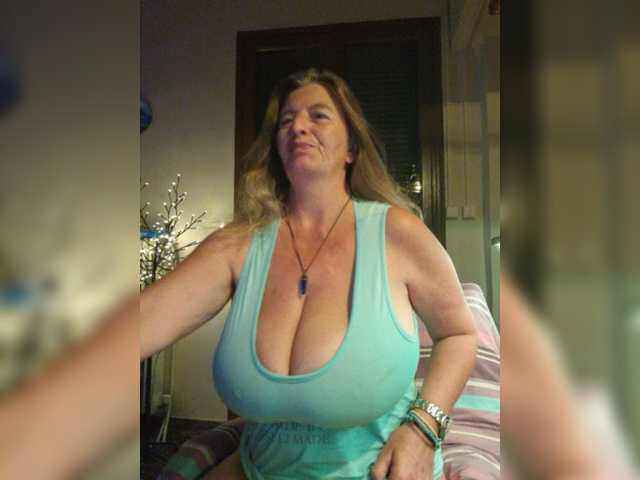 JennaDeluxe live cam on BongaCams