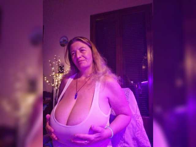 JennaDeluxe live cam on BongaCams