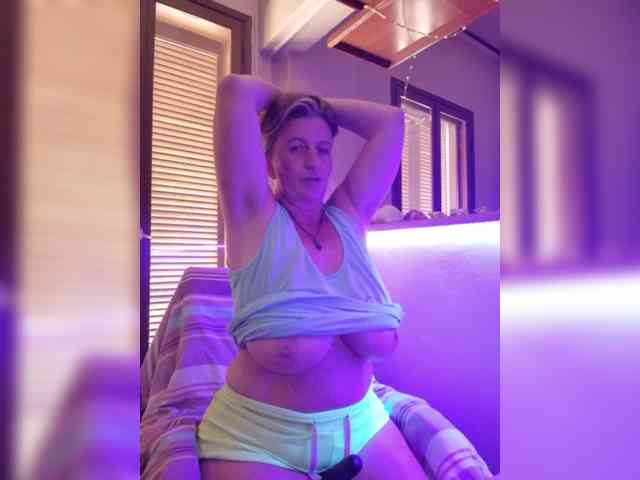 Model: JennaDeluxe