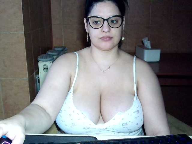 MoniqQuuen's BongaCams show and profile