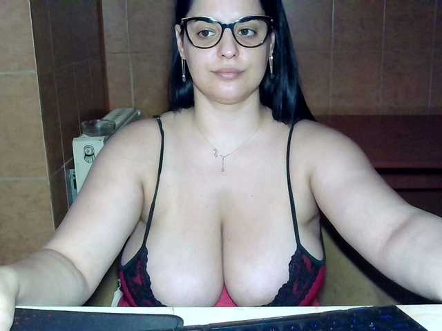 le modèle MoniqQuuen est en webcam porno dans un show sur le site bongacams, il possède les tags suivants: White/Caucasian,Brunette,Trimmed
