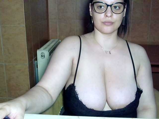 MoniqQuuen live cam on BongaCams