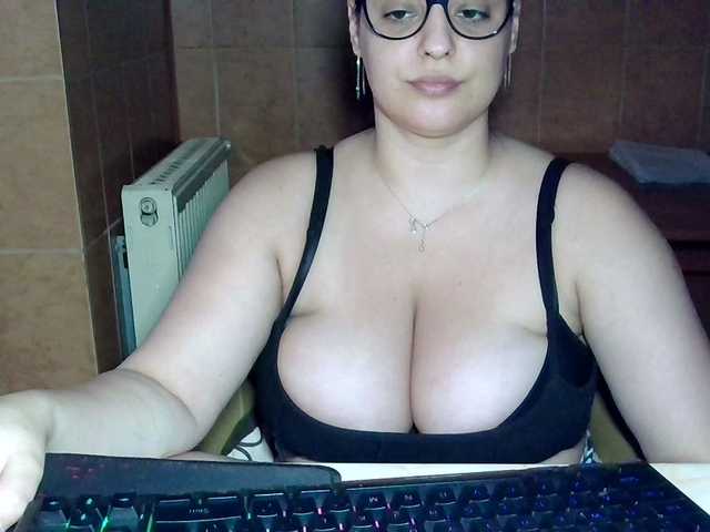 MoniqQuuen live cam on BongaCams