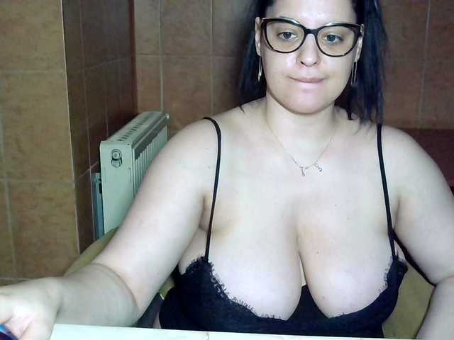 MoniqQuuen live cam on BongaCams