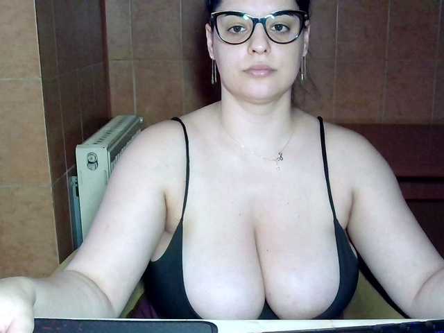 MoniqQuuen live cam on BongaCams