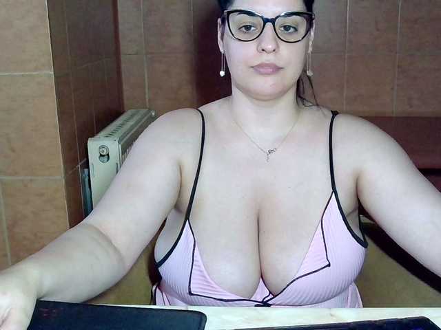 MoniqQuuen live cam on BongaCams