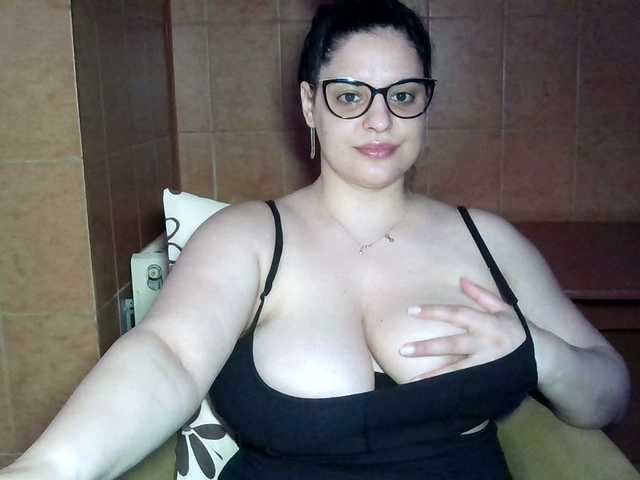 MoniqQuuen live cam on BongaCams