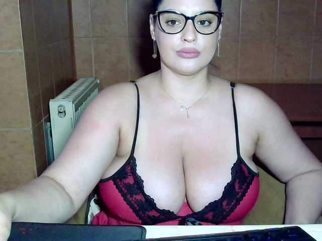 MoniqQuuen live cam on BongaCams