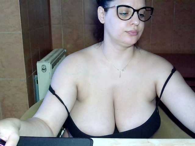 MoniqQuuen live cam on BongaCams