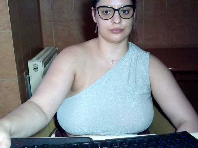 MoniqQuuen webcam bongacams model stream image