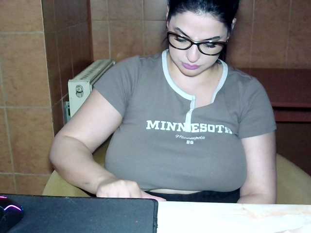 MoniqQuuen live cam on BongaCams