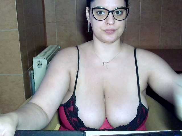 MoniqQuuen live cam on BongaCams