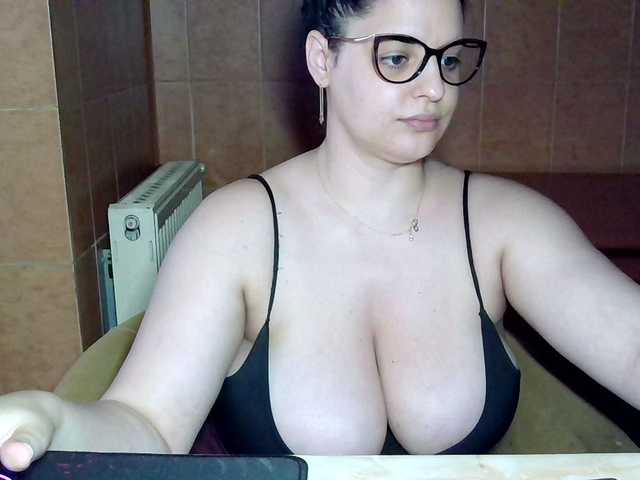 MoniqQuuen live cam on BongaCams