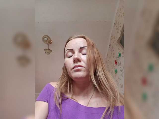 Alenushka888, en directo ahora en BongaCams