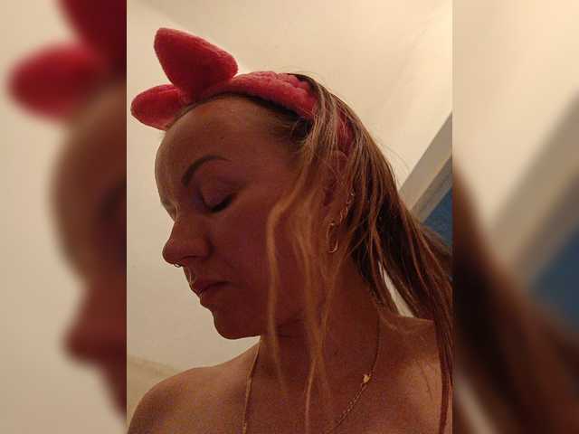 Alenushka888 live cam on BongaCams