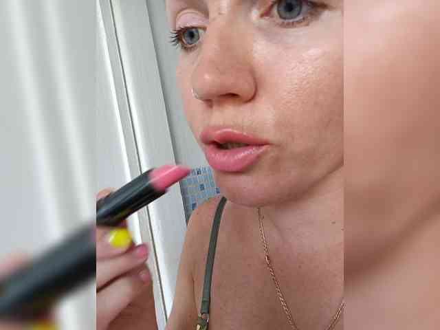 Alenushka888 Live Webcam on BongaCams