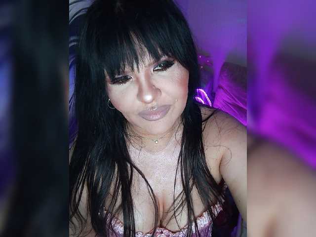 Brunetochkaaa live cam preview