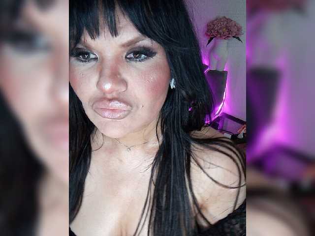 Brunetochkaaa live webcam show