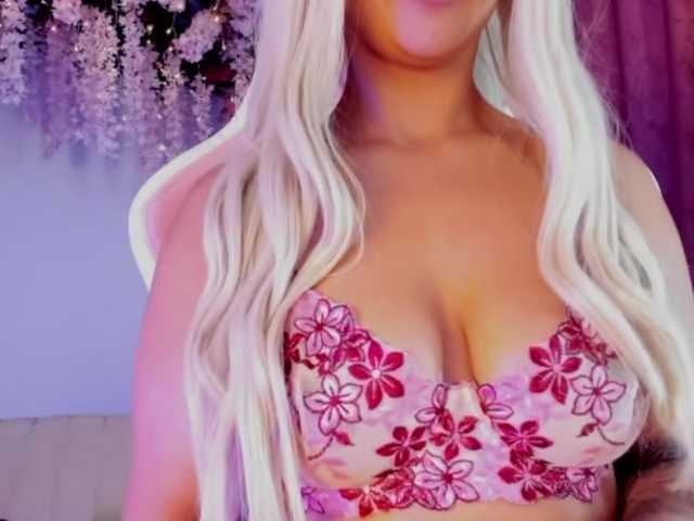 Mia-Bloom live cam on BongaCams