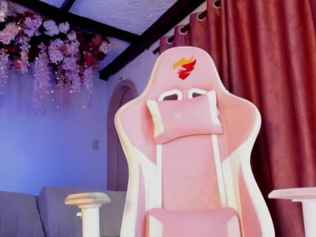 Mia-Bloom live cam preview