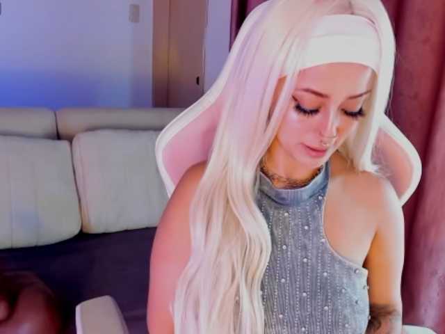 Mia-Bloom live cam on BongaCams
