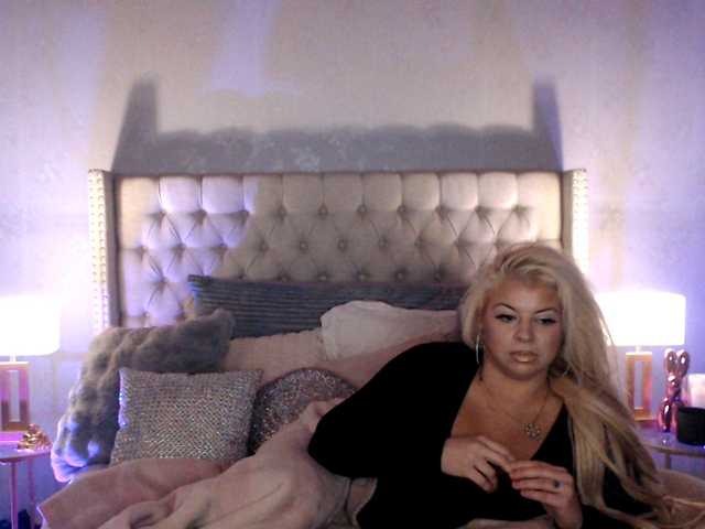 xtinastar's BongaCams show and profile