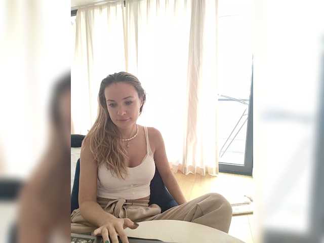 Lola3000, live now on BongaCams