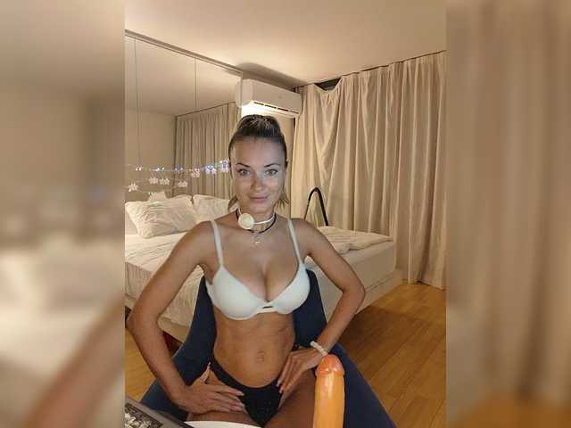 Lola3000 live cam on BongaCams