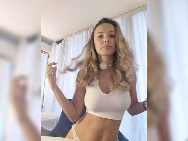 Lola3000 live cam on BongaCams