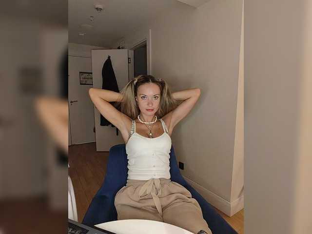 Zvezda_Lola live cam preview
