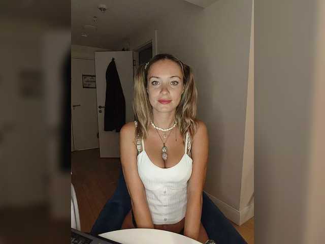 Zvezda_Lola live cam preview