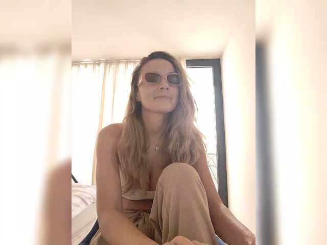 Lola3000 live cam on BongaCams