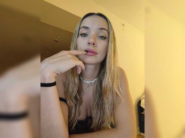 Lola3000, en directo ahora en BongaCams