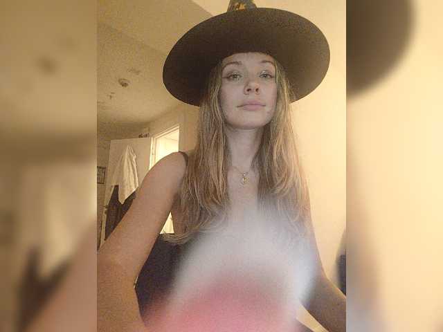 Zvezda_Lola live cam on BongaCams