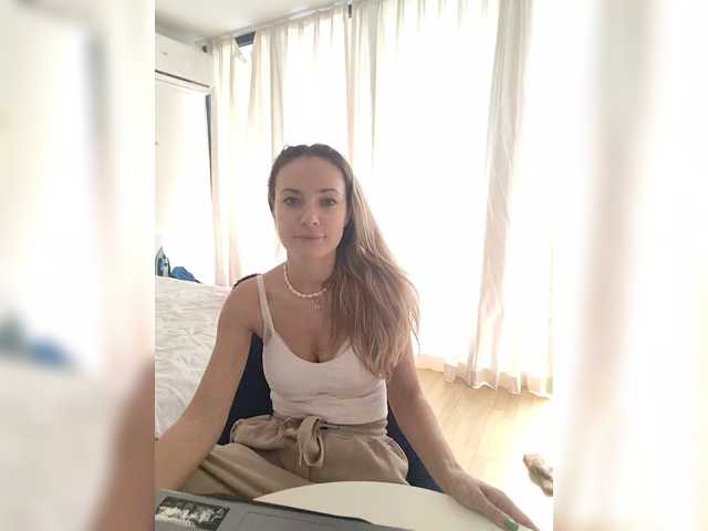 Lola3000, live now on BongaCams