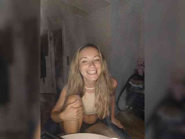 Zvezda_lola's cam show statistics and live stream