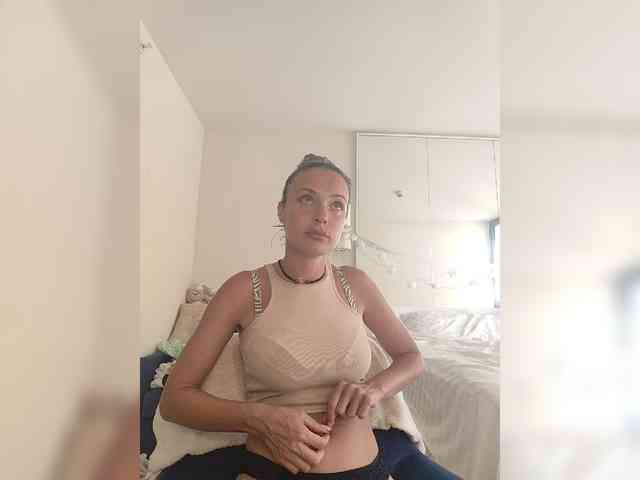 Zvezda_lola's cam show statistics and live stream