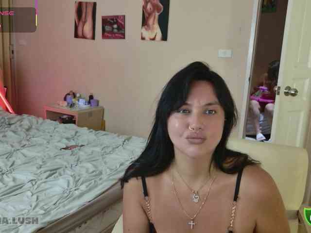 Amina-and-Nessy webcam