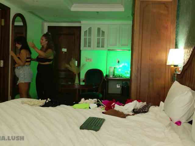 Amina-and-Nessy webcam