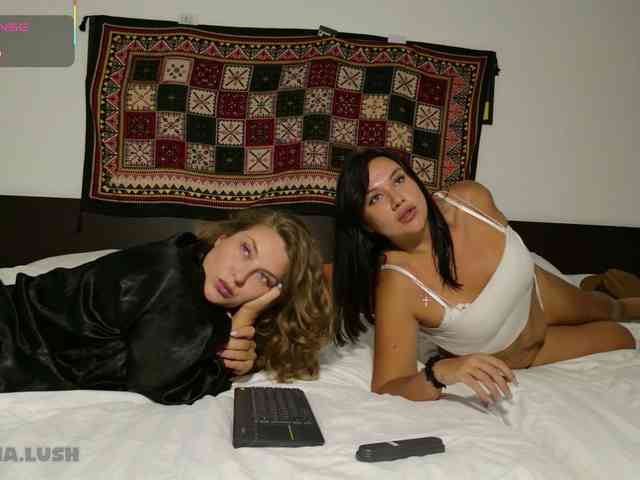 Amina-and-Nessy webcam