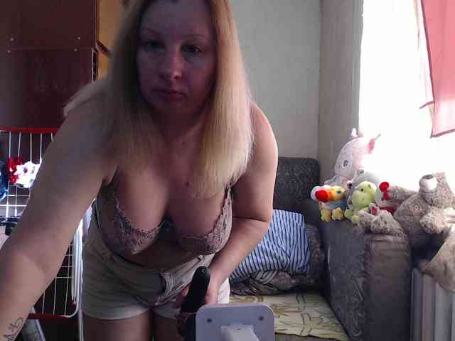 BustyBlondy webcam